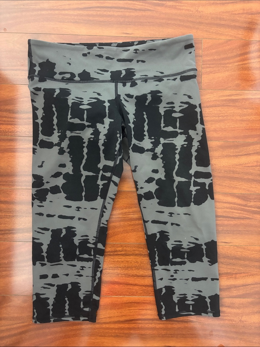 ALO Yoga Black & Gray Abstract Print Cropped Leggings